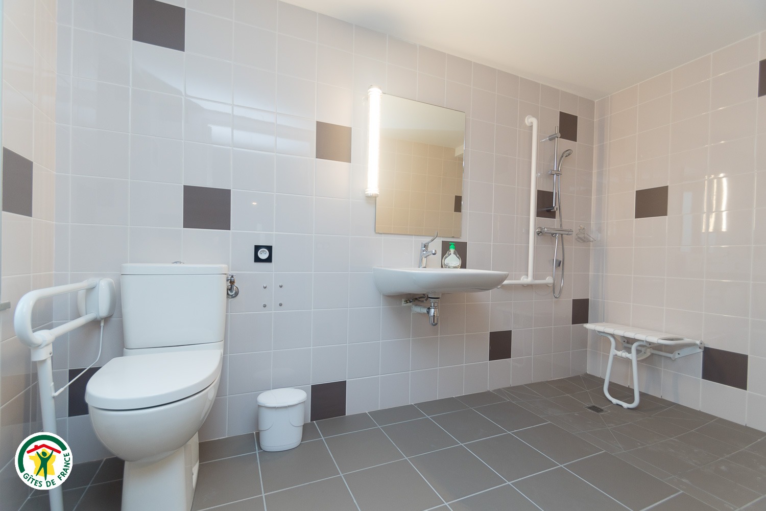 Salle de bain de la chambre PMR.