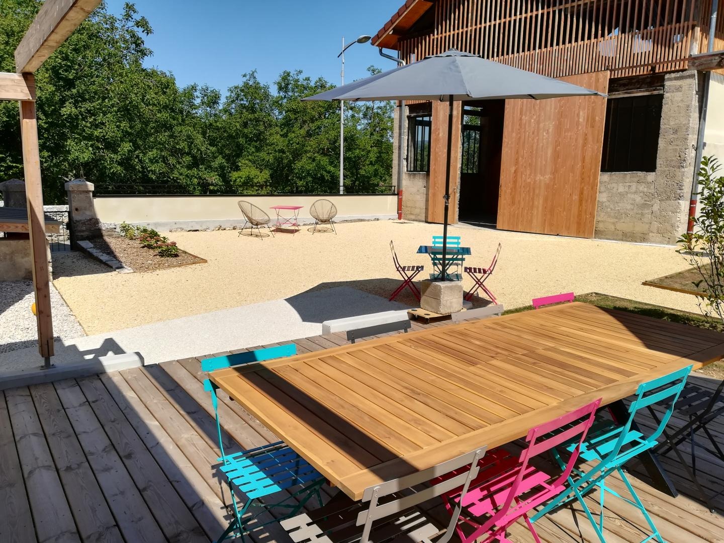 Terrasse avec mobilier de jardin pour 15.