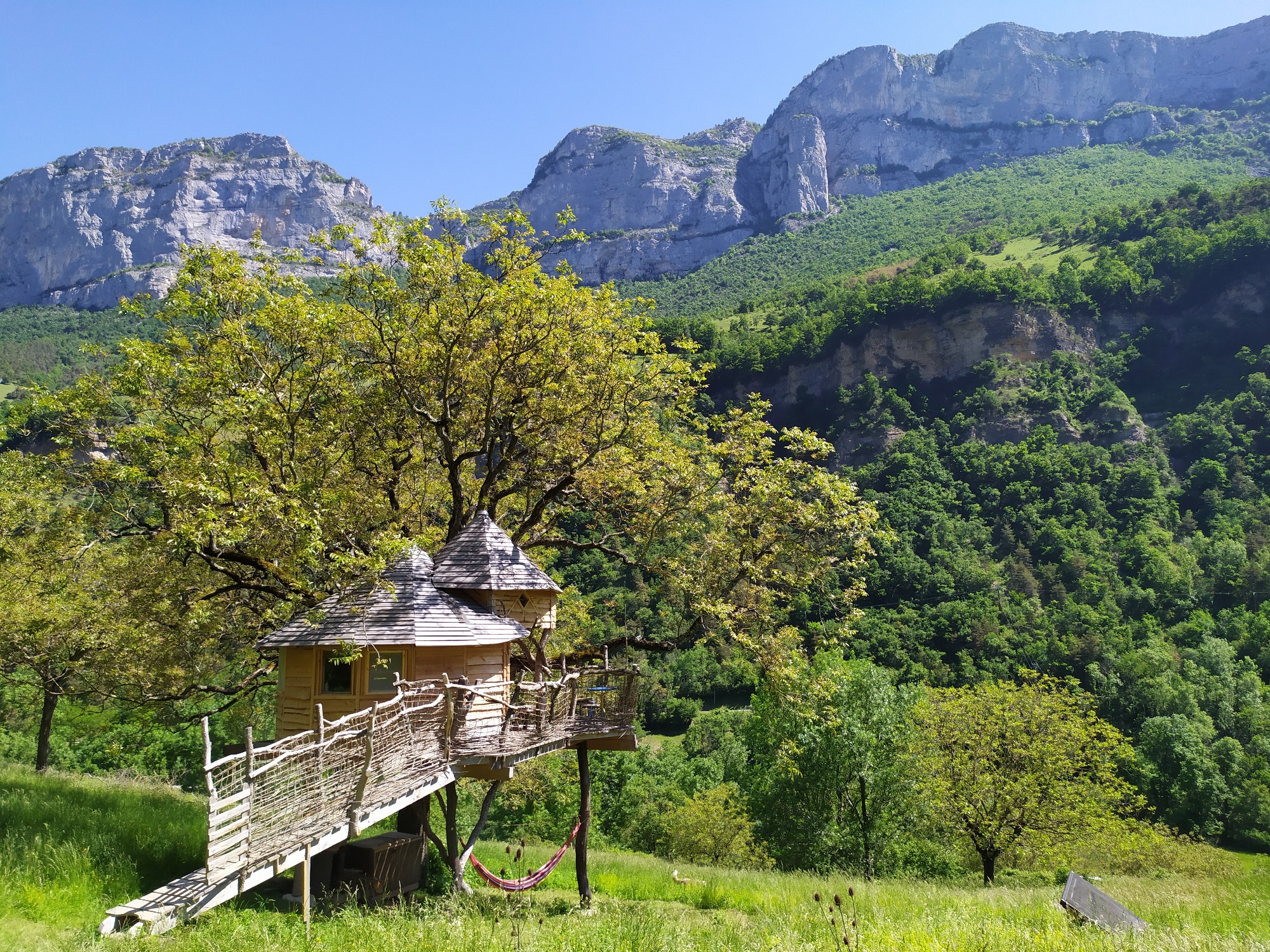 Vue de la Cabane La Bicoque entourée des falaises du Vercors