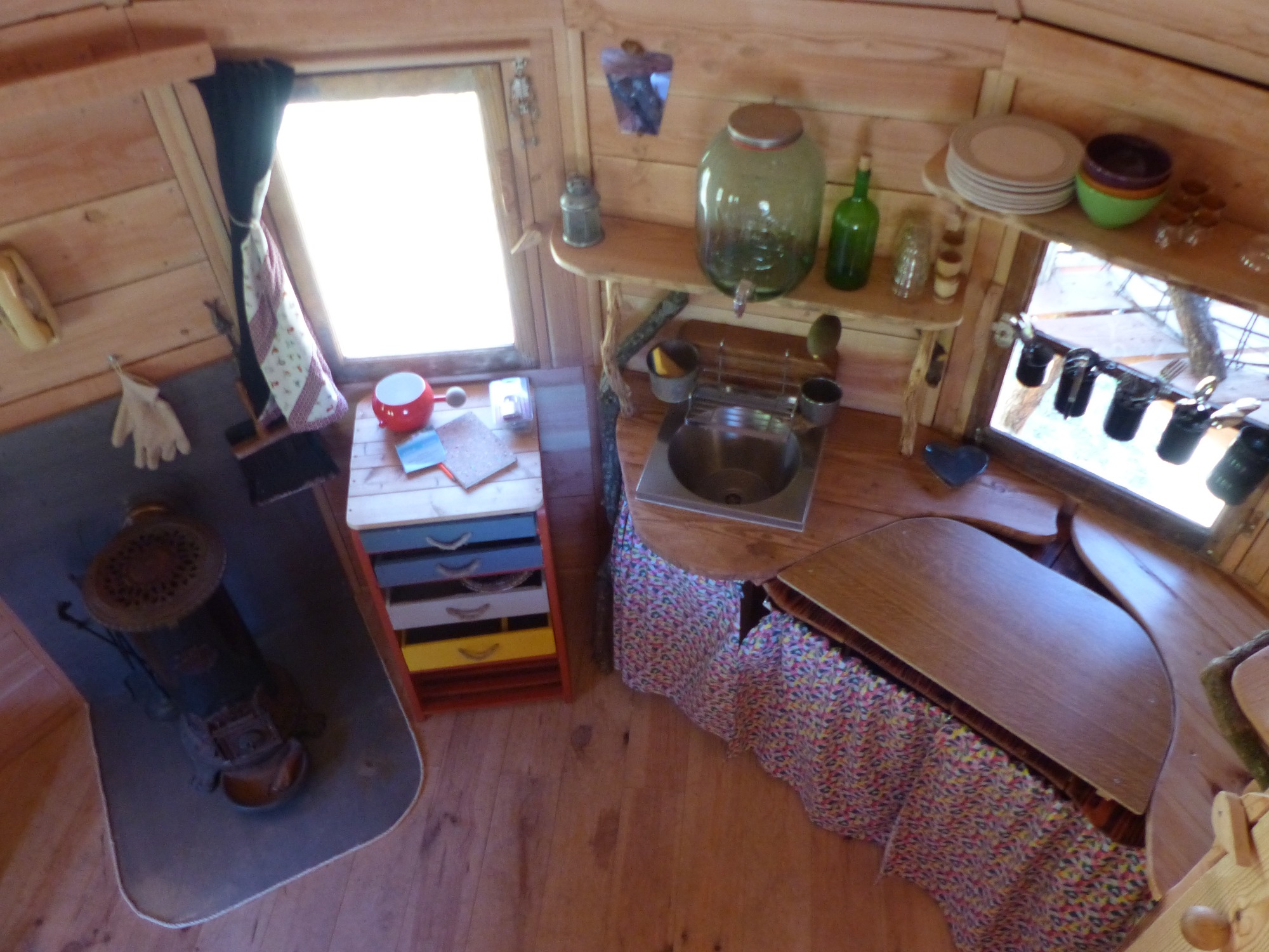 Intérieur bois chaleureux de la Cabane La Bicoque