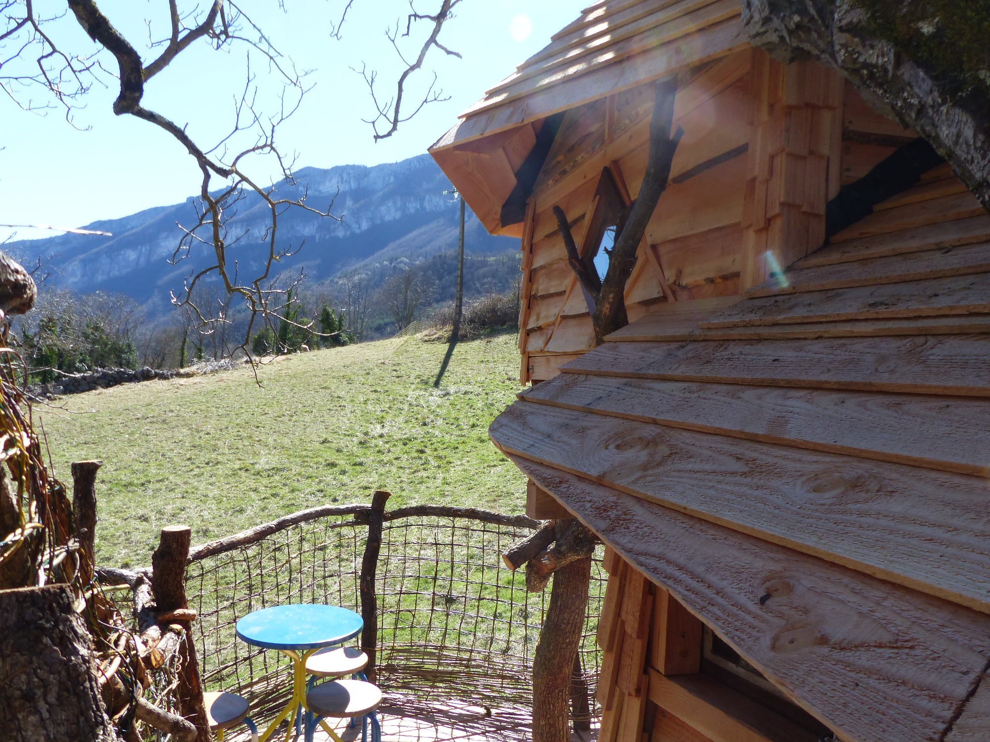 Vue depuis Cabane La Bicoque à perte de vue sur la vallée de la Vernaison