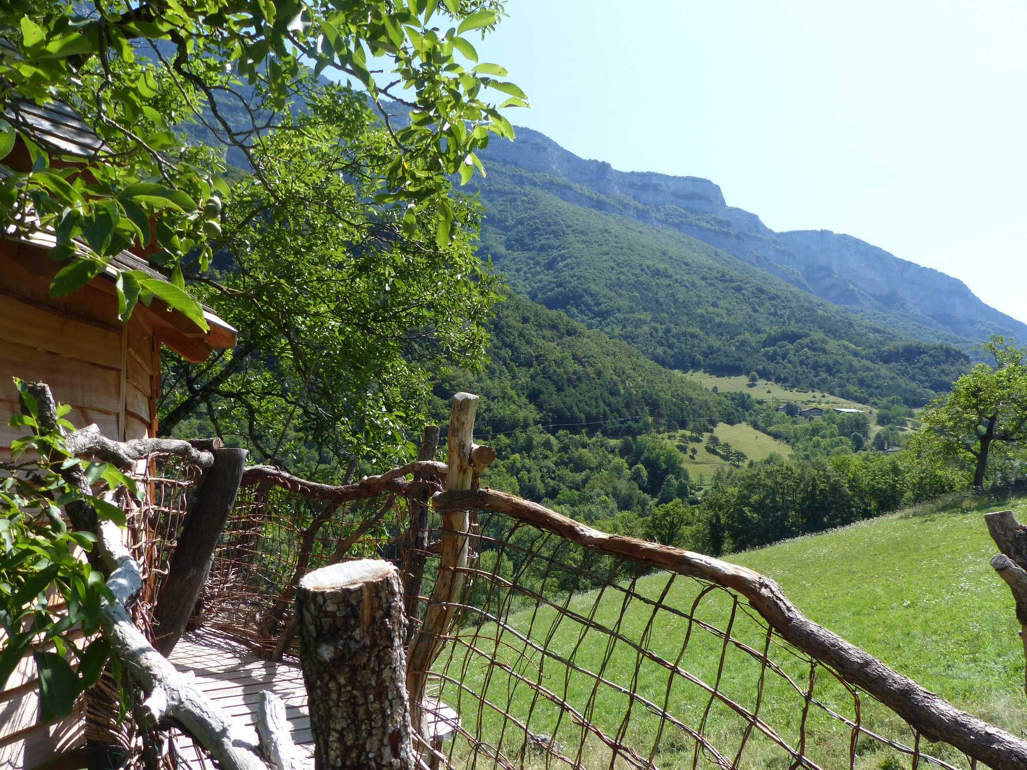 Vue depuis Cabane La Bicoque à perte de vue sur la vallée de la Vernaison