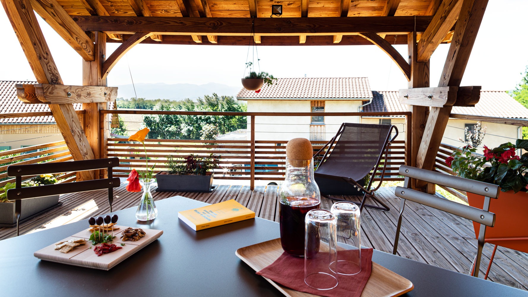 Détente sur la terrasse couverte