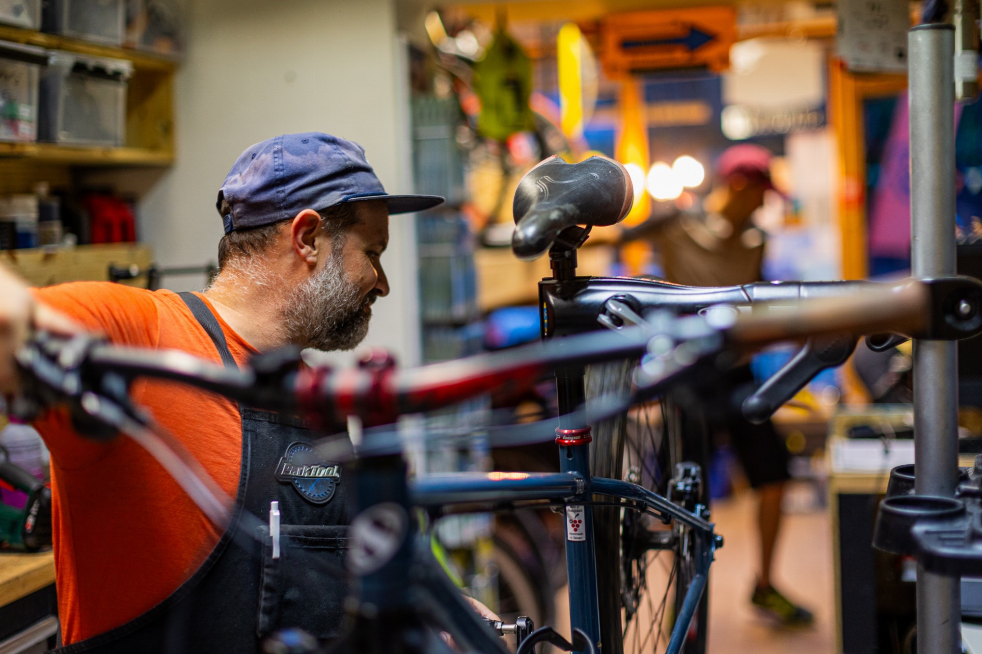 le vélociste est en train de réviser un vélo