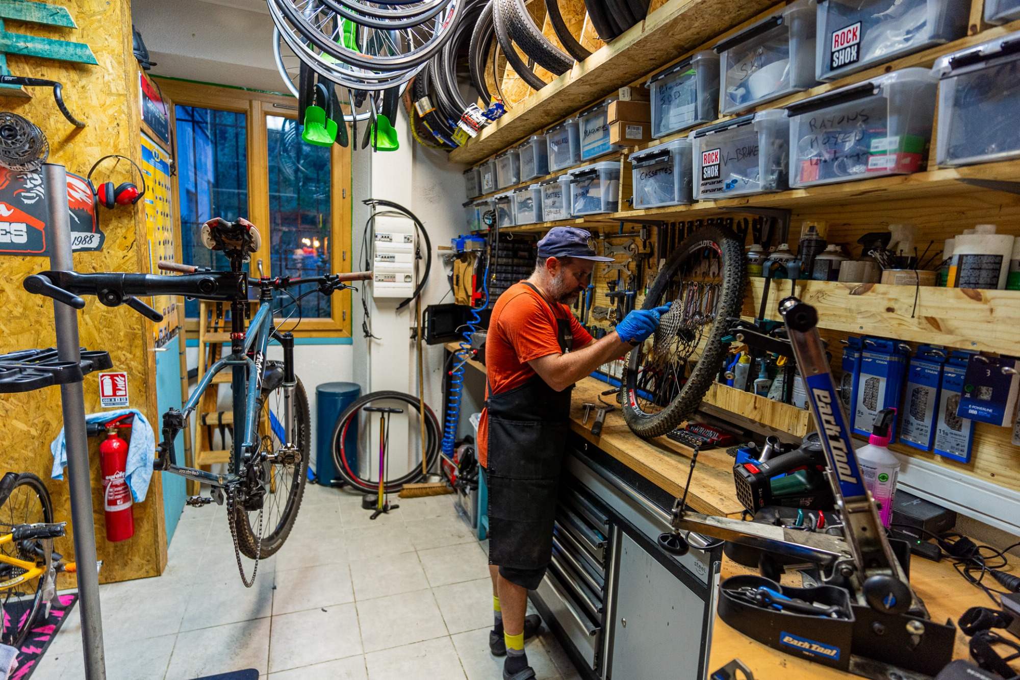 le magasin de vélo avec le réparateur vélo en action