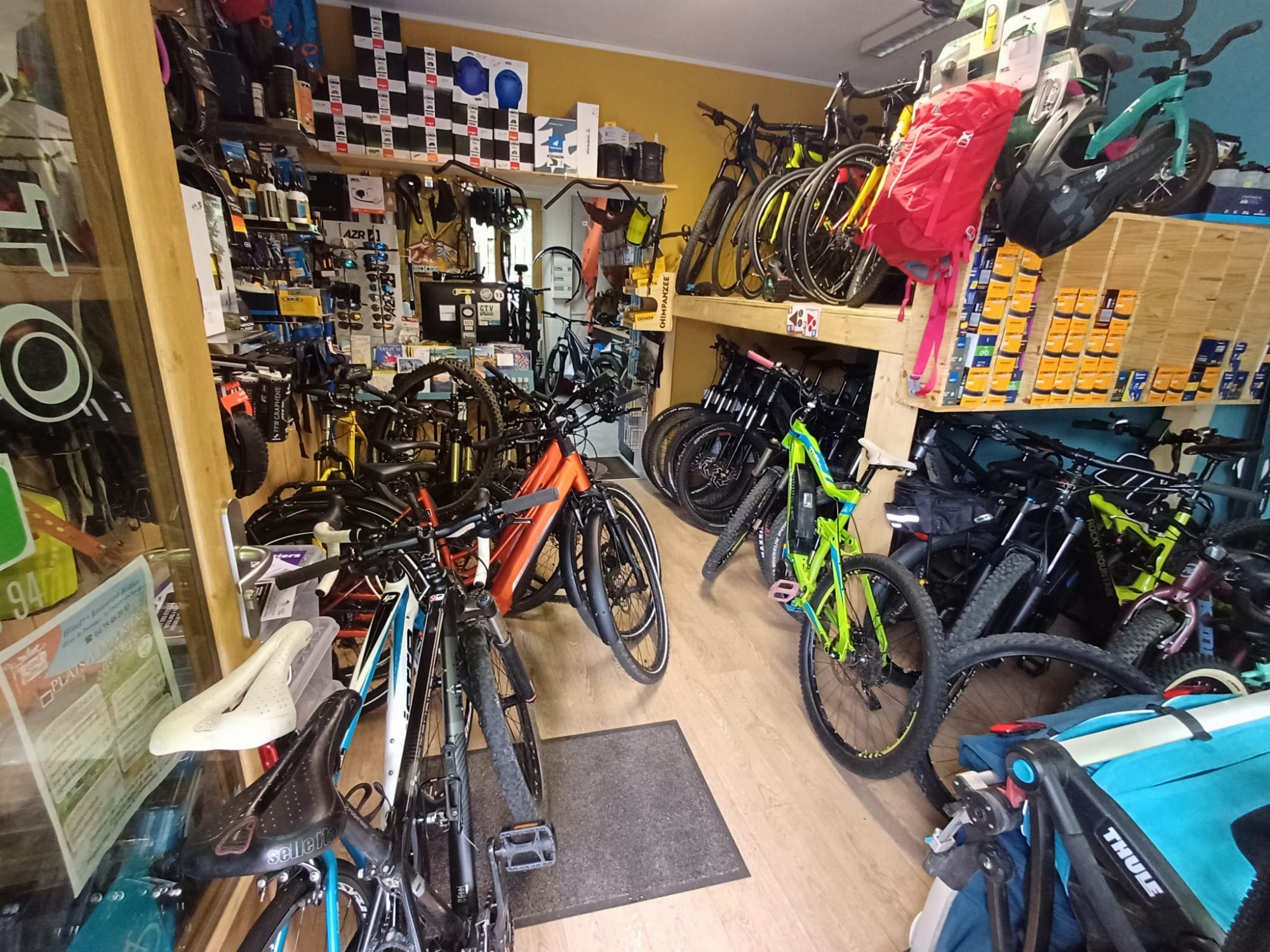 de nombreux vélos et des accessoires pour les cyclistes