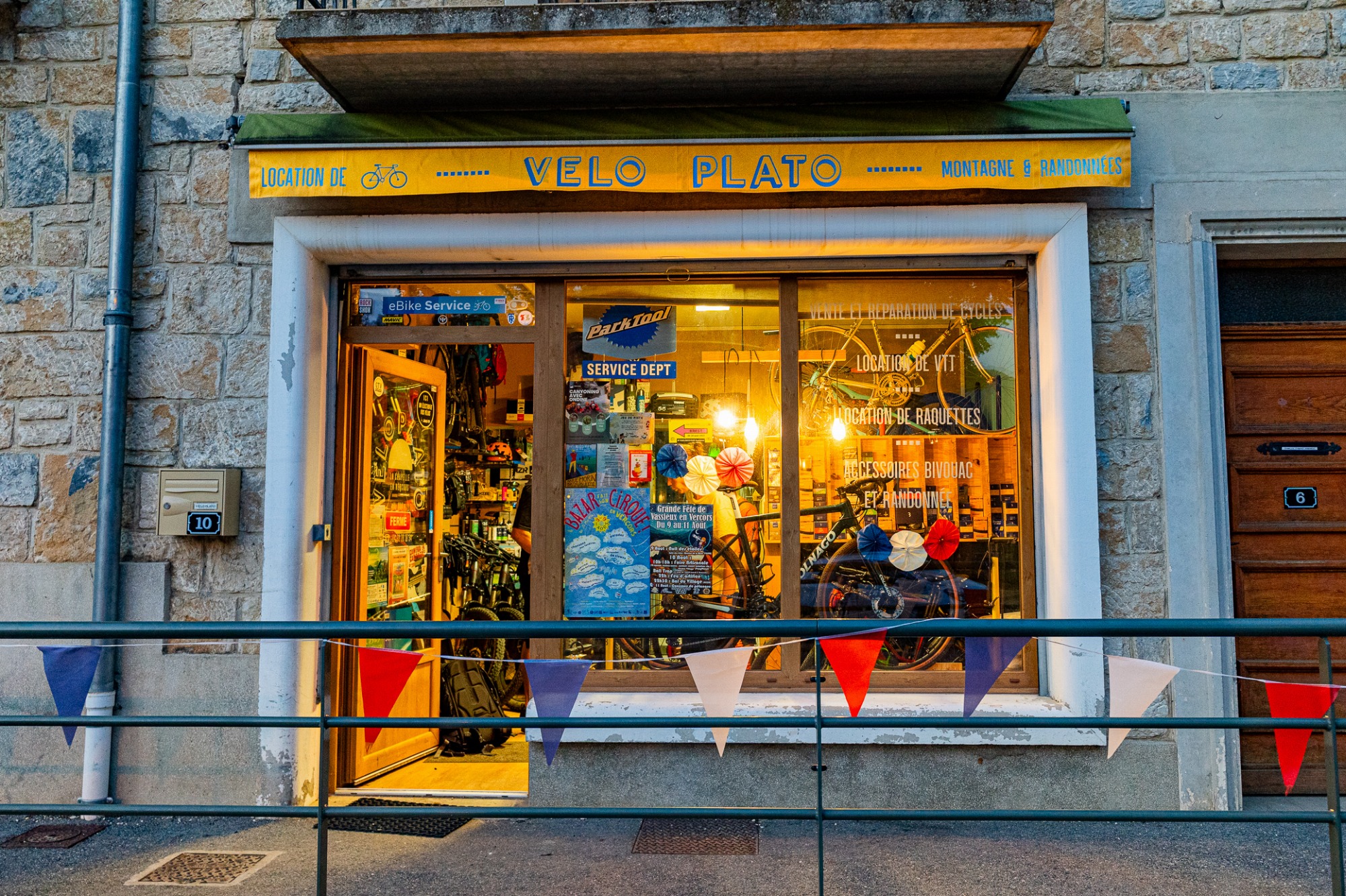 devanture du magasin de véloplato de nuit