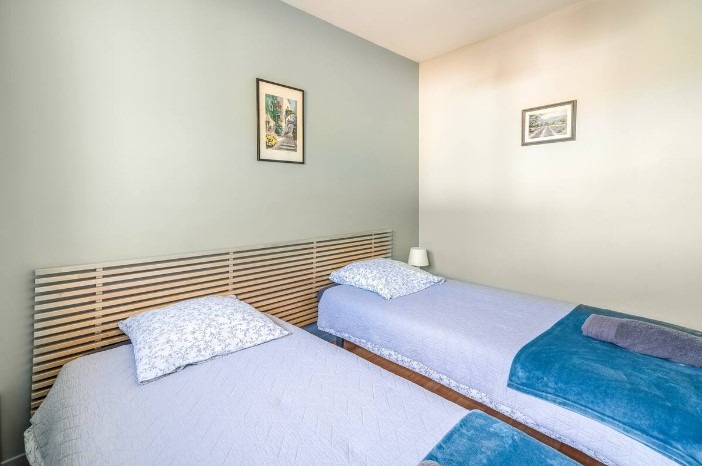 autre vue chambre deux lits