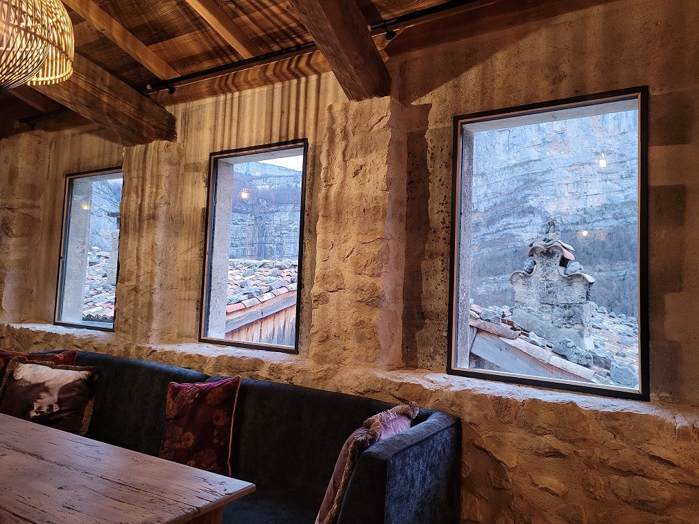 Cuisine avec vue sur la cascade de Moulin Marquis