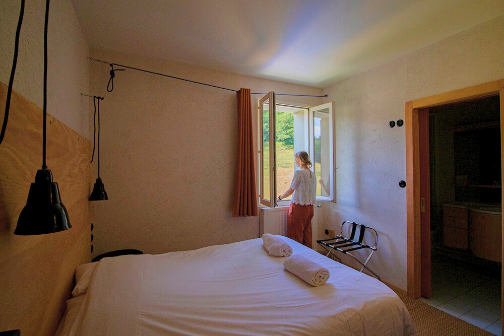 Une chambre double individuelle à Hostel Quartier Libre