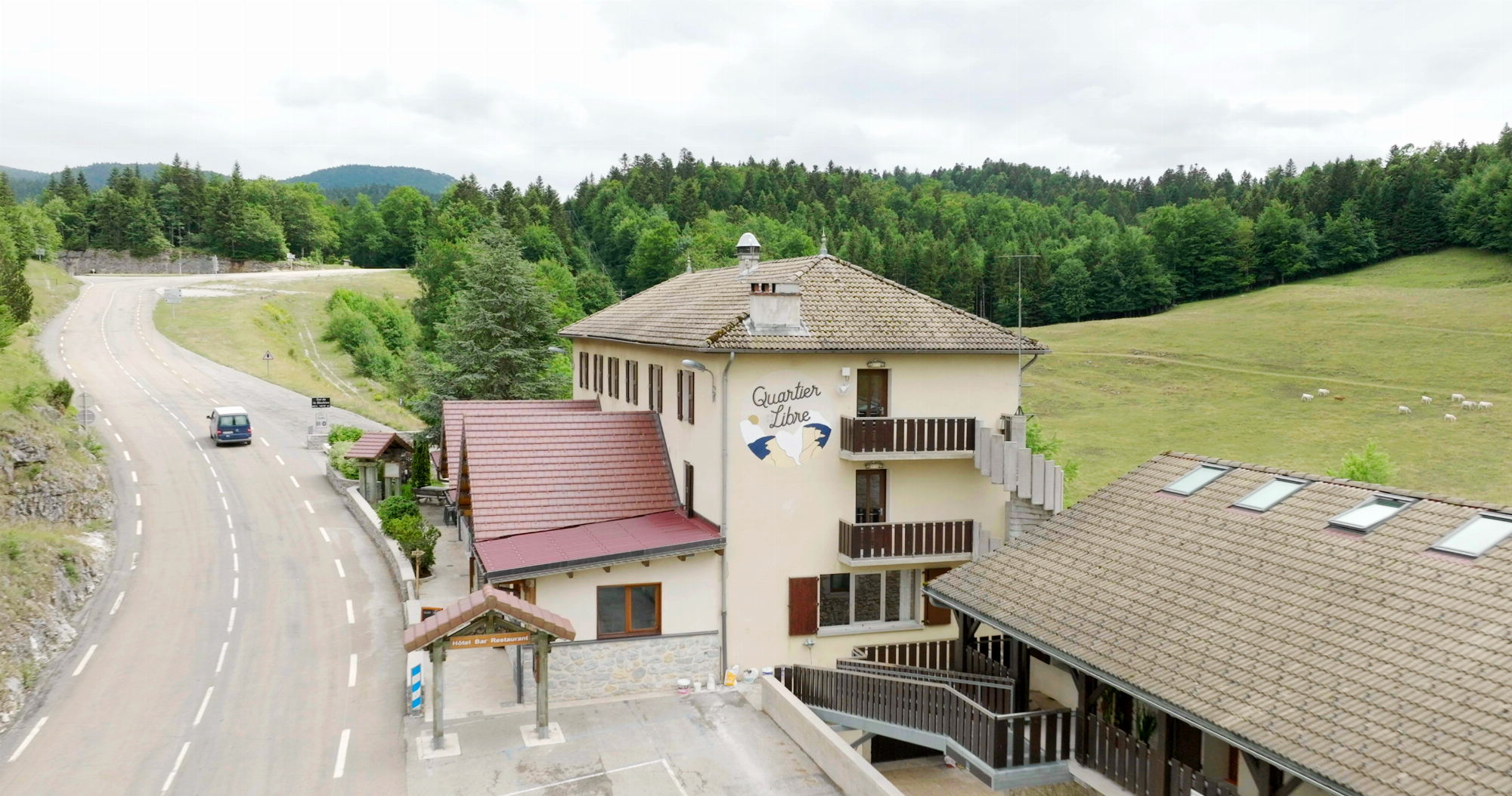 L'auberge, Hostel Quartier Libre, vue depuis la sublime route de Combe Laval