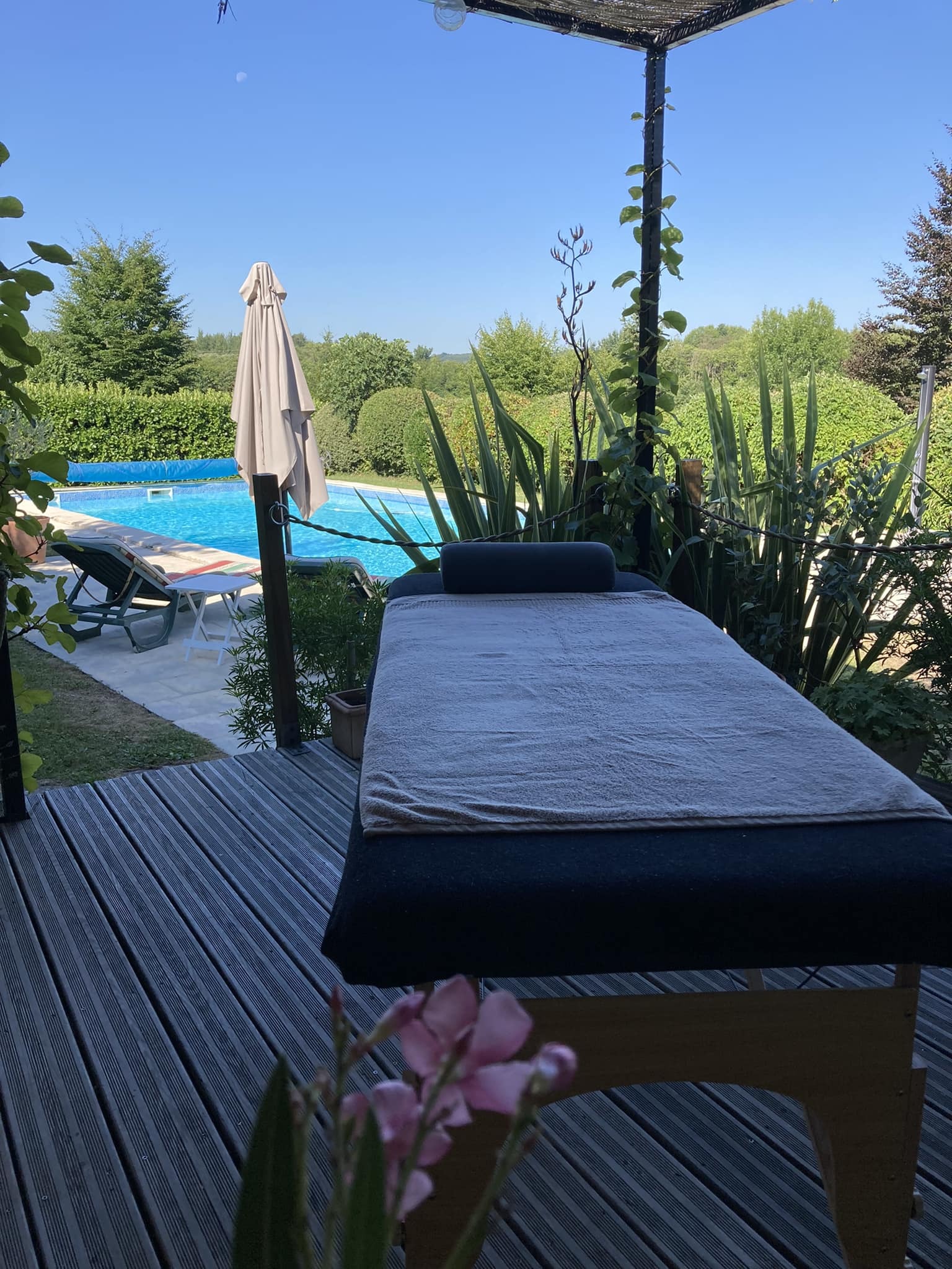 Massages au bord de la piscine