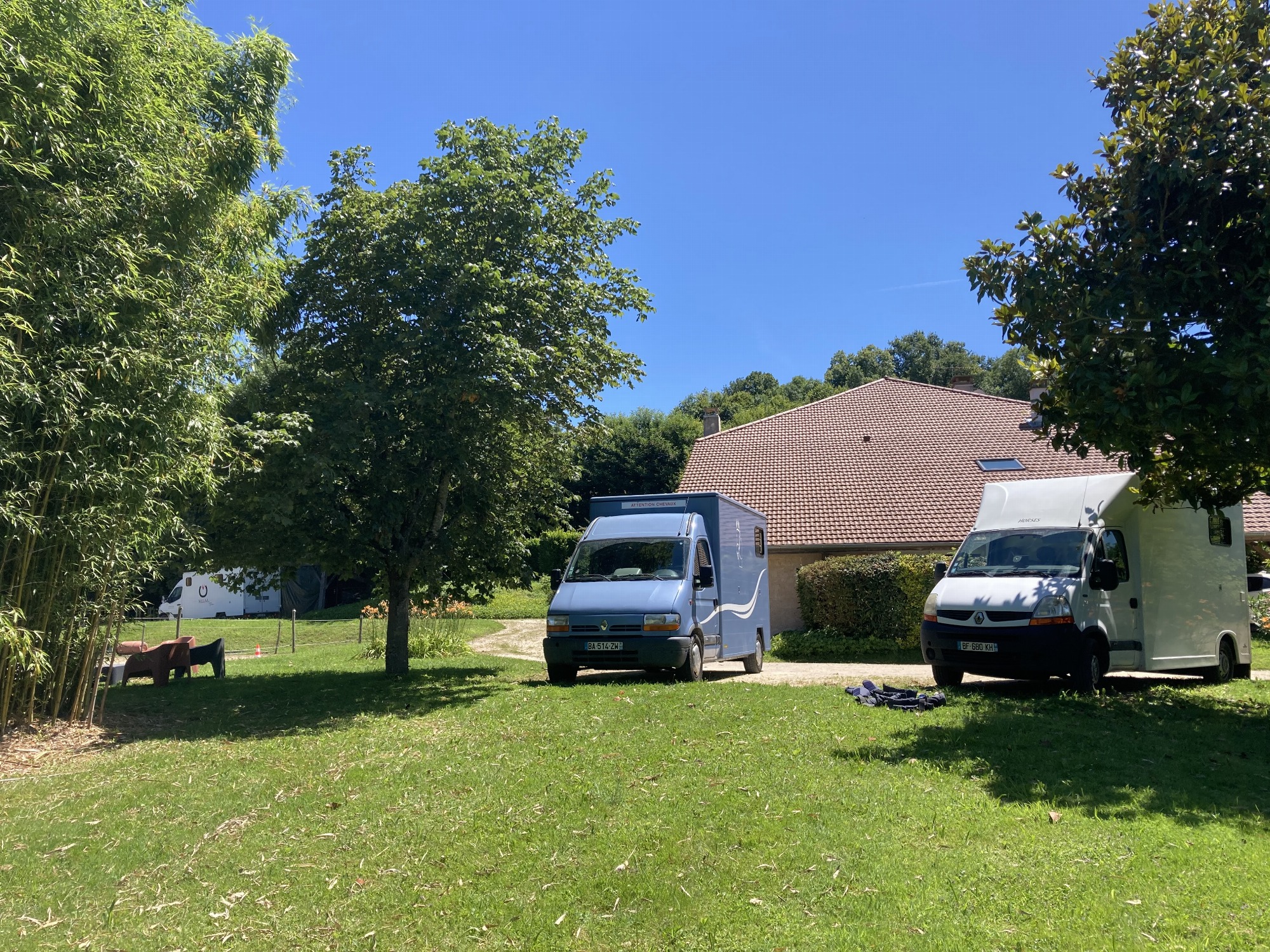 Parking voitures, van, camions chevaux