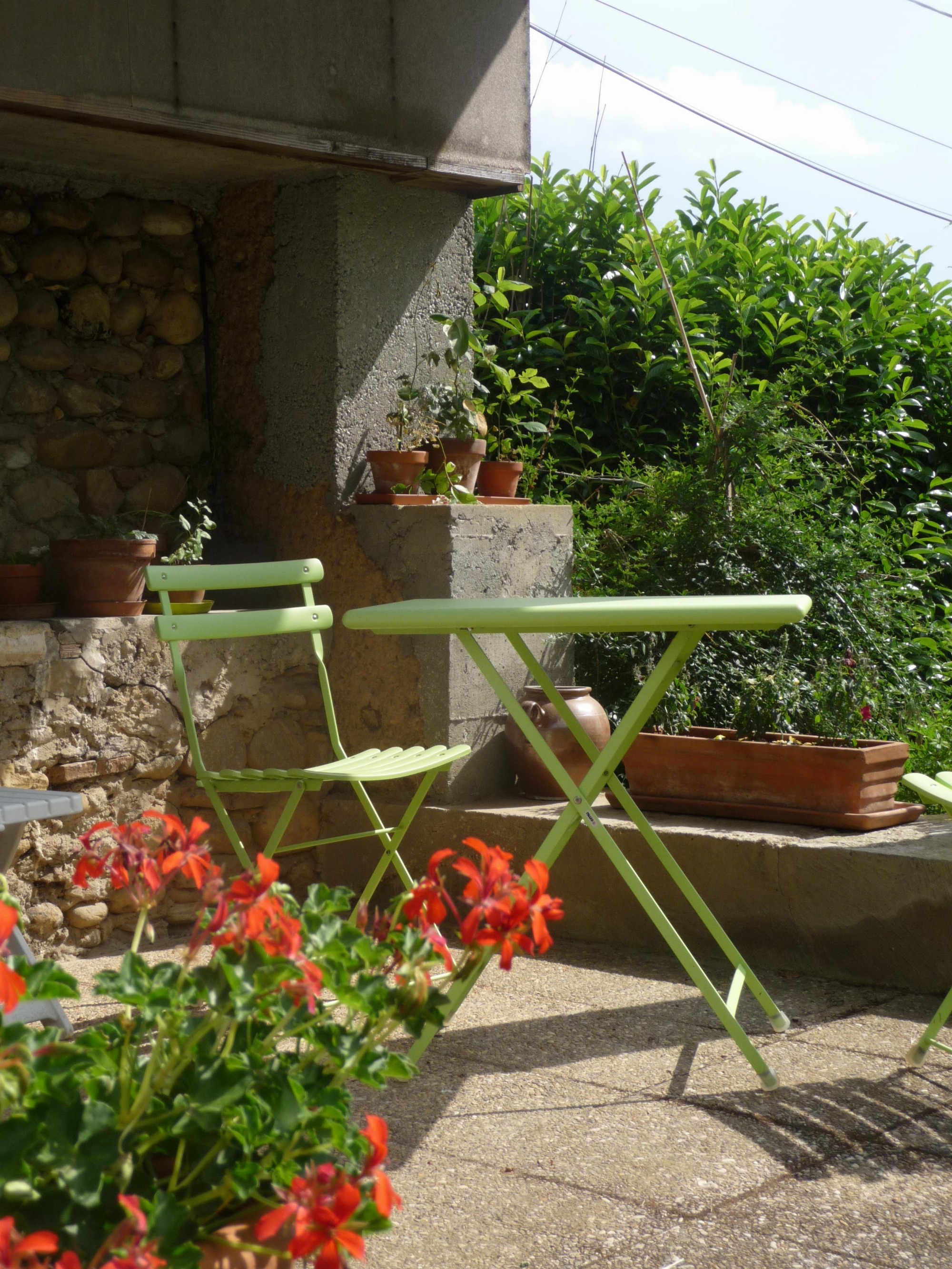 La petite terrasse du gîte.JPG