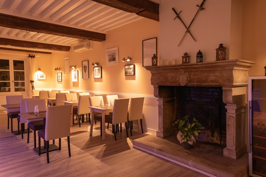 La salle avec sa cheminée