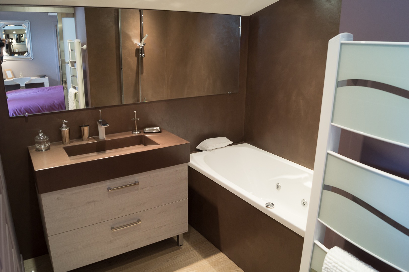 Salle de bain à remous de la chambre Plume