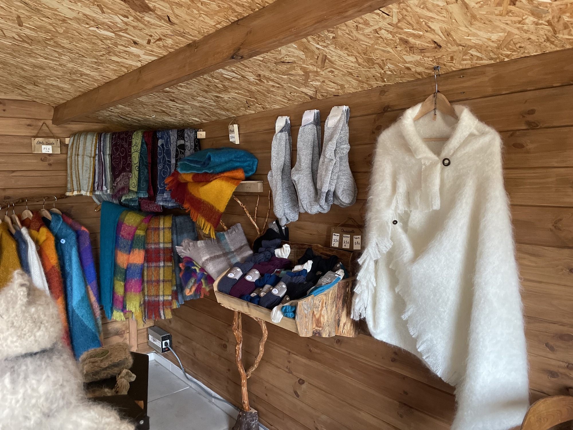 La petite boutique de Mohair en Vercors. Vous y trouverez des chaussettes des pulls, des châles, des écharpes, des bonnets de la laine