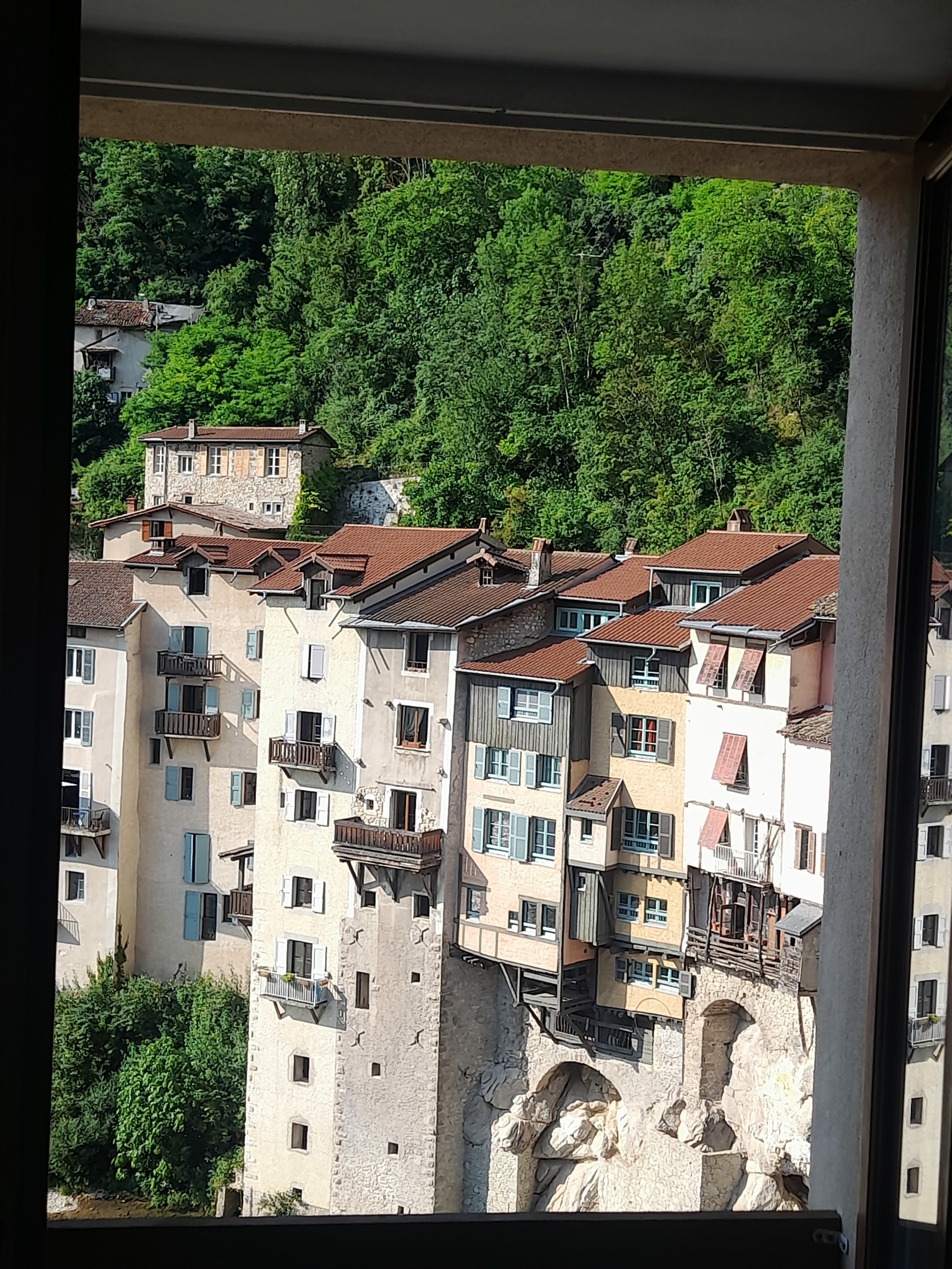 Vue sur les Maisons suspendues depuis la fenêtre