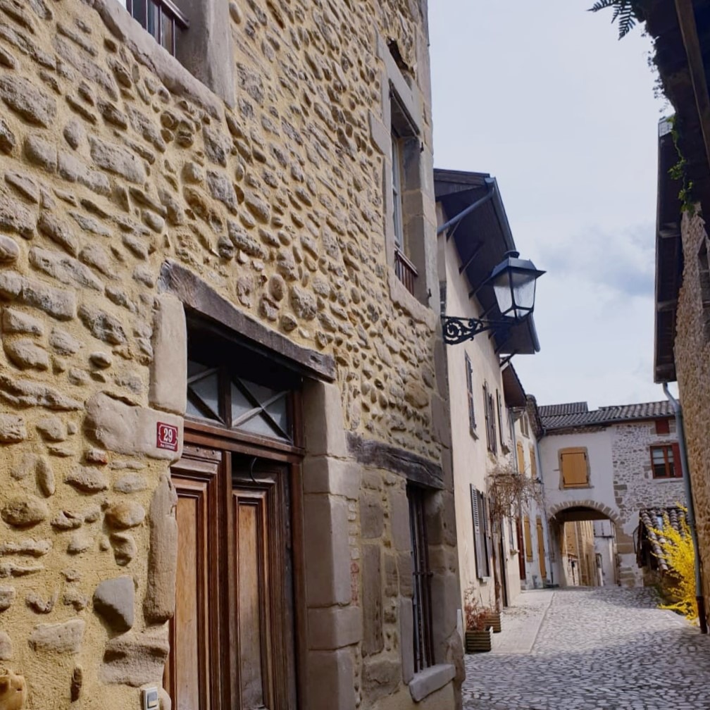 porte entrée avec vue de la ruelle