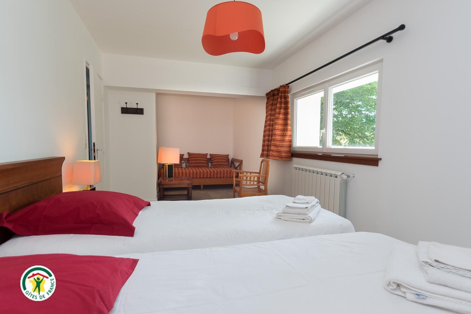 Chambre 3 au 1er 2 lits 1 personne et coin salon
