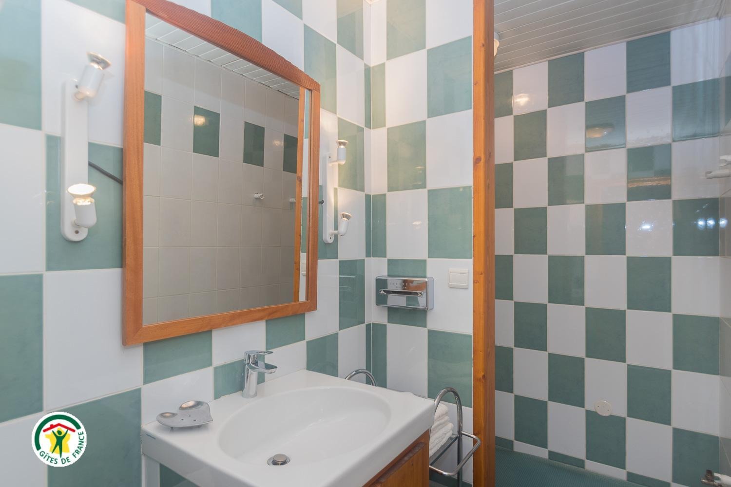 Salle de bain à l'étage avec douche
