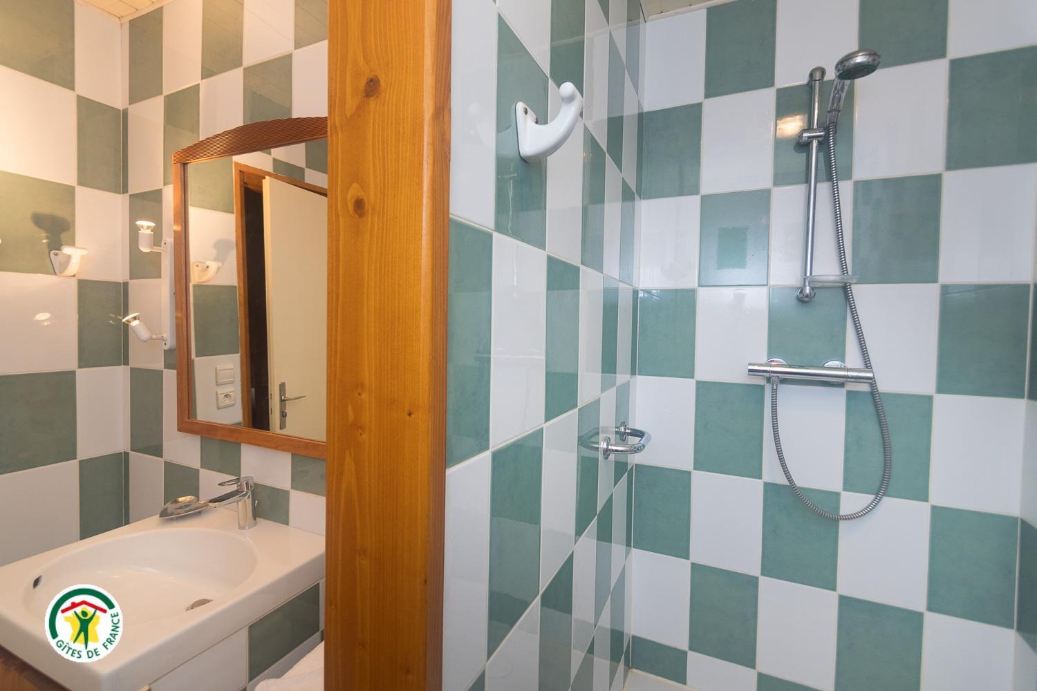 Salle de bain à l'étage avec douche