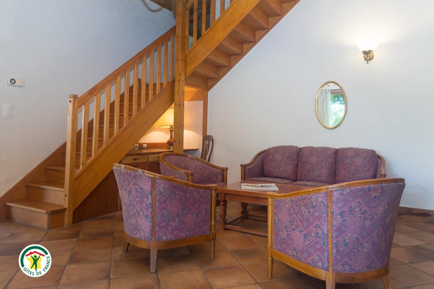 Salon avec espace bureau sous l'escalier