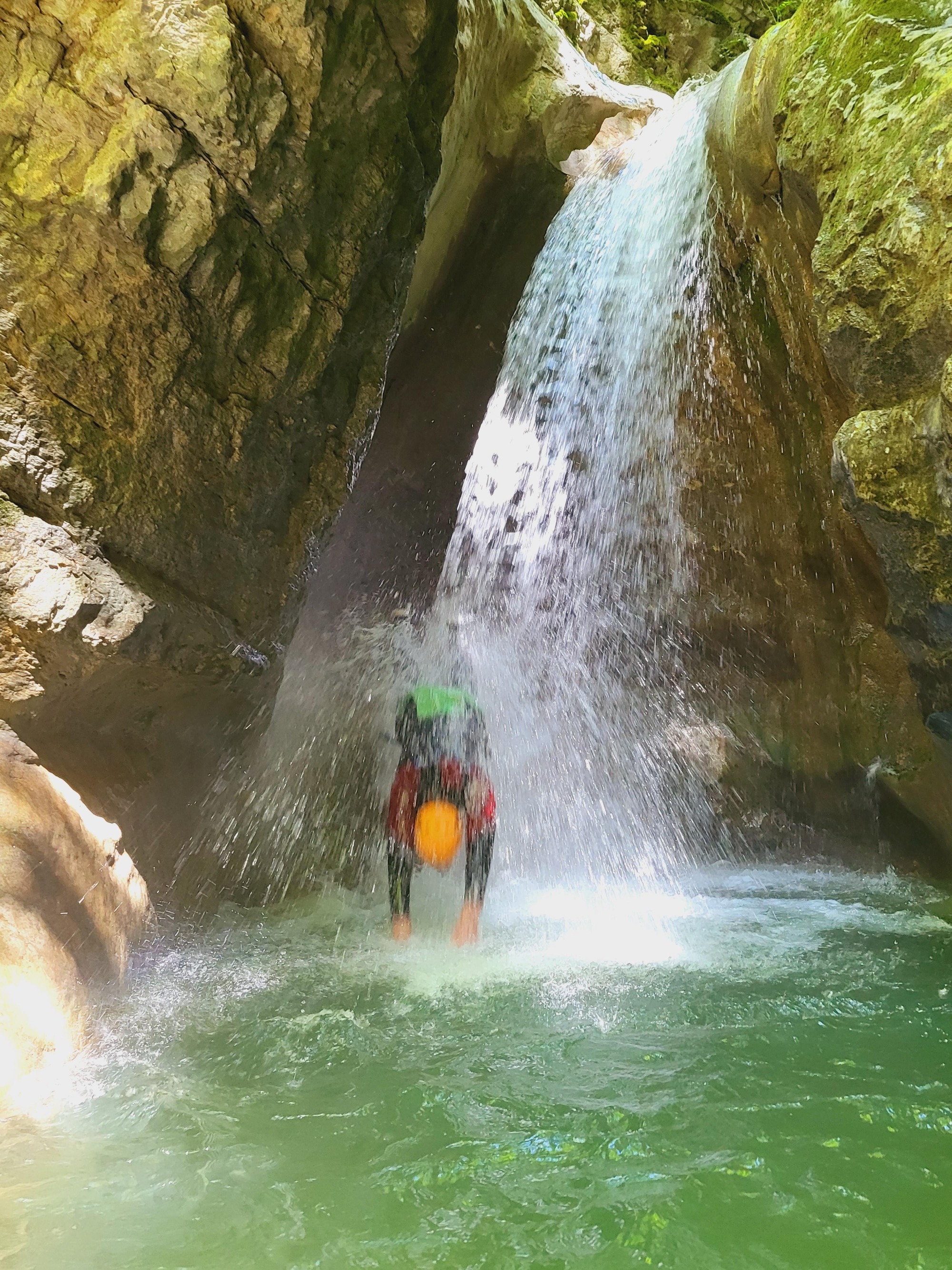 saut sous la cascade canyon en isère