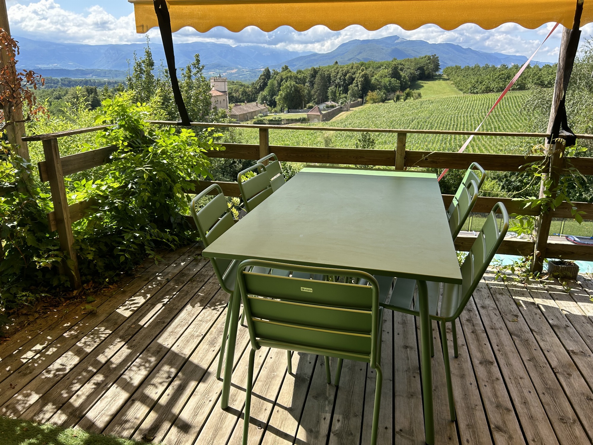 La Terrasse avec vue sur le Château de l'Arthaudière et le Vercors