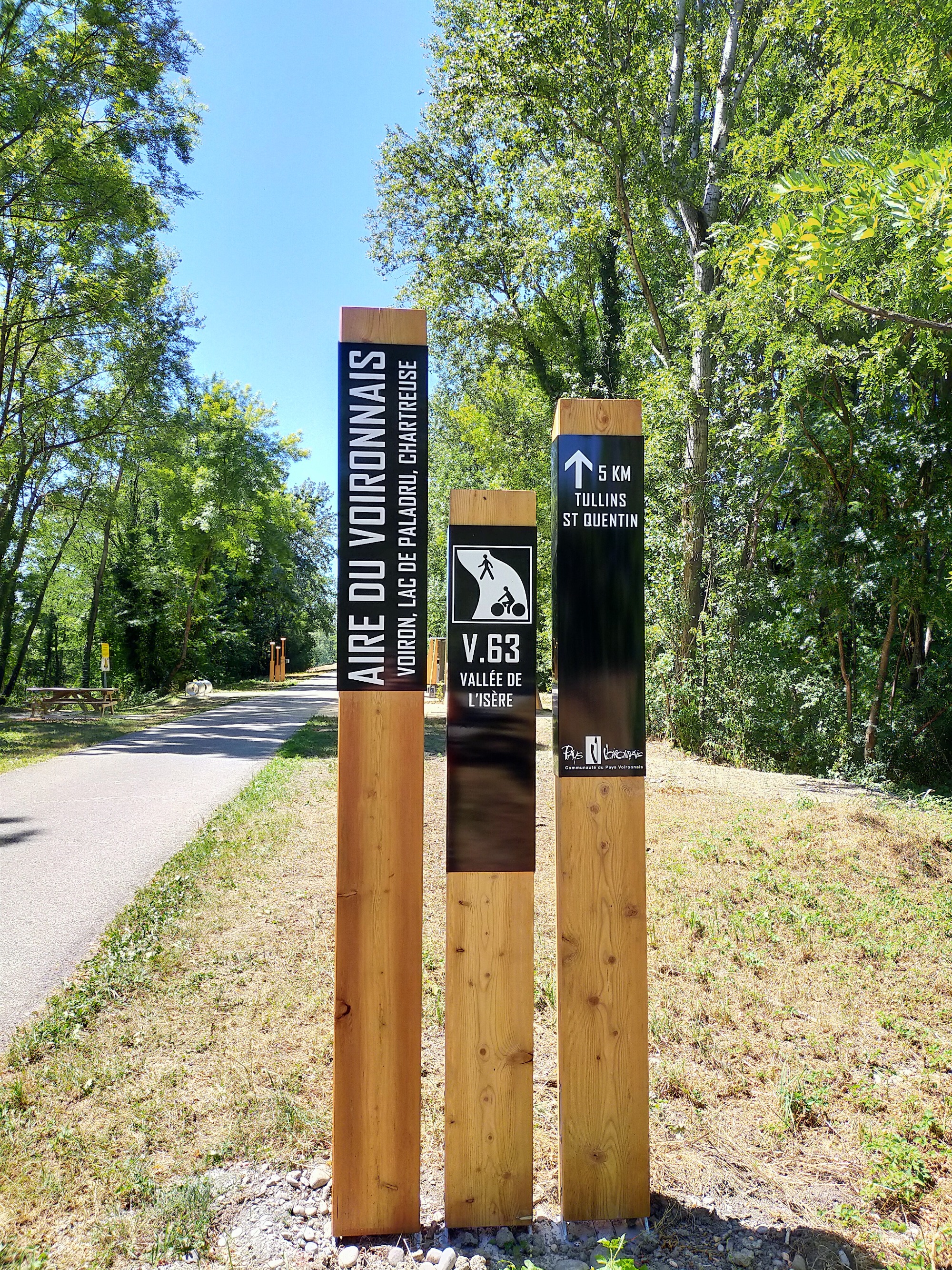 Borne de l'aire du Voironnais direction Tullins