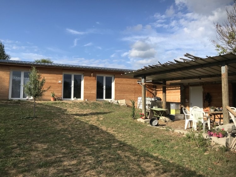 Salle de club et terrasse