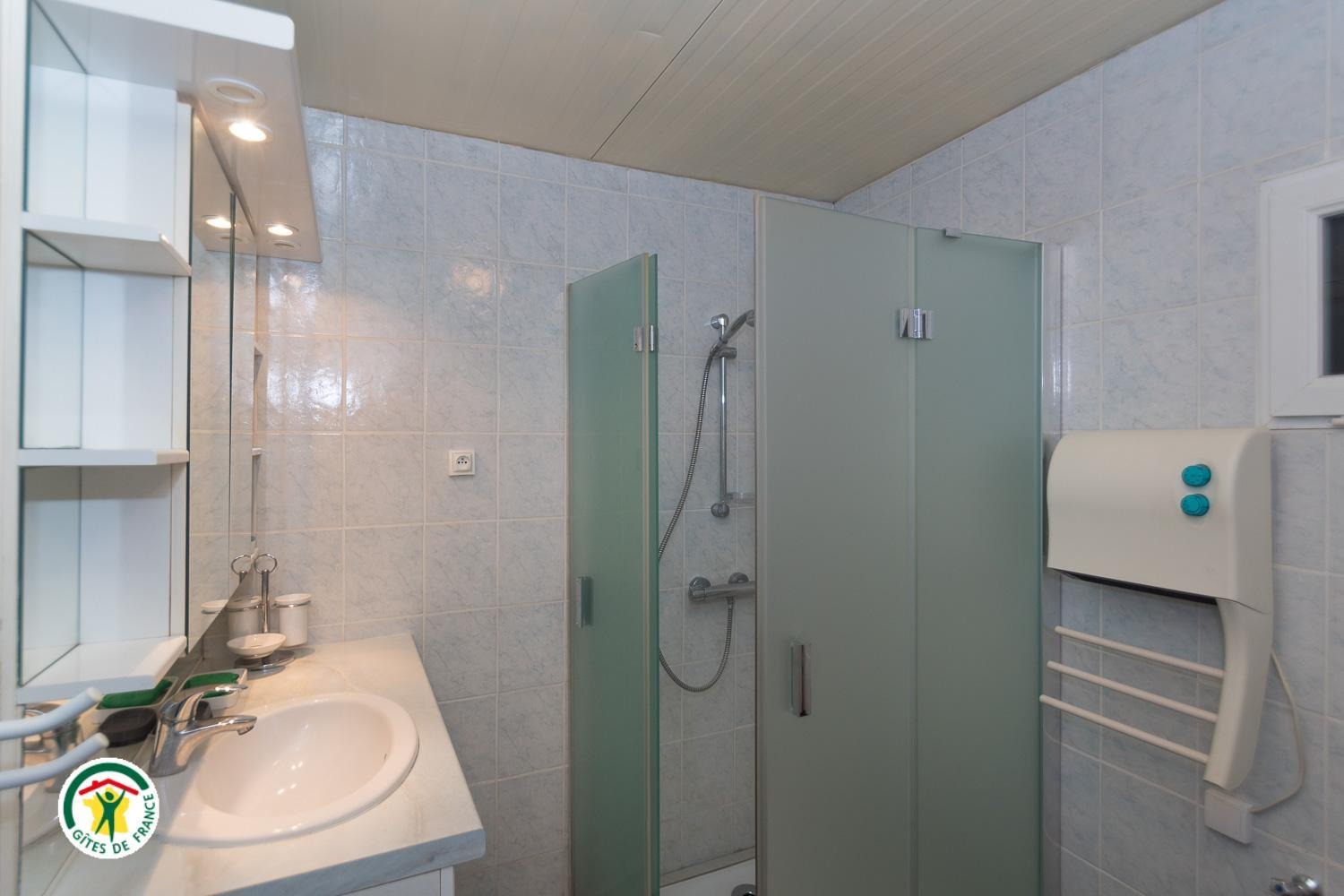 Salle d'eau du RDC & buanderie (L.linge &s.linge). WC sur le palier