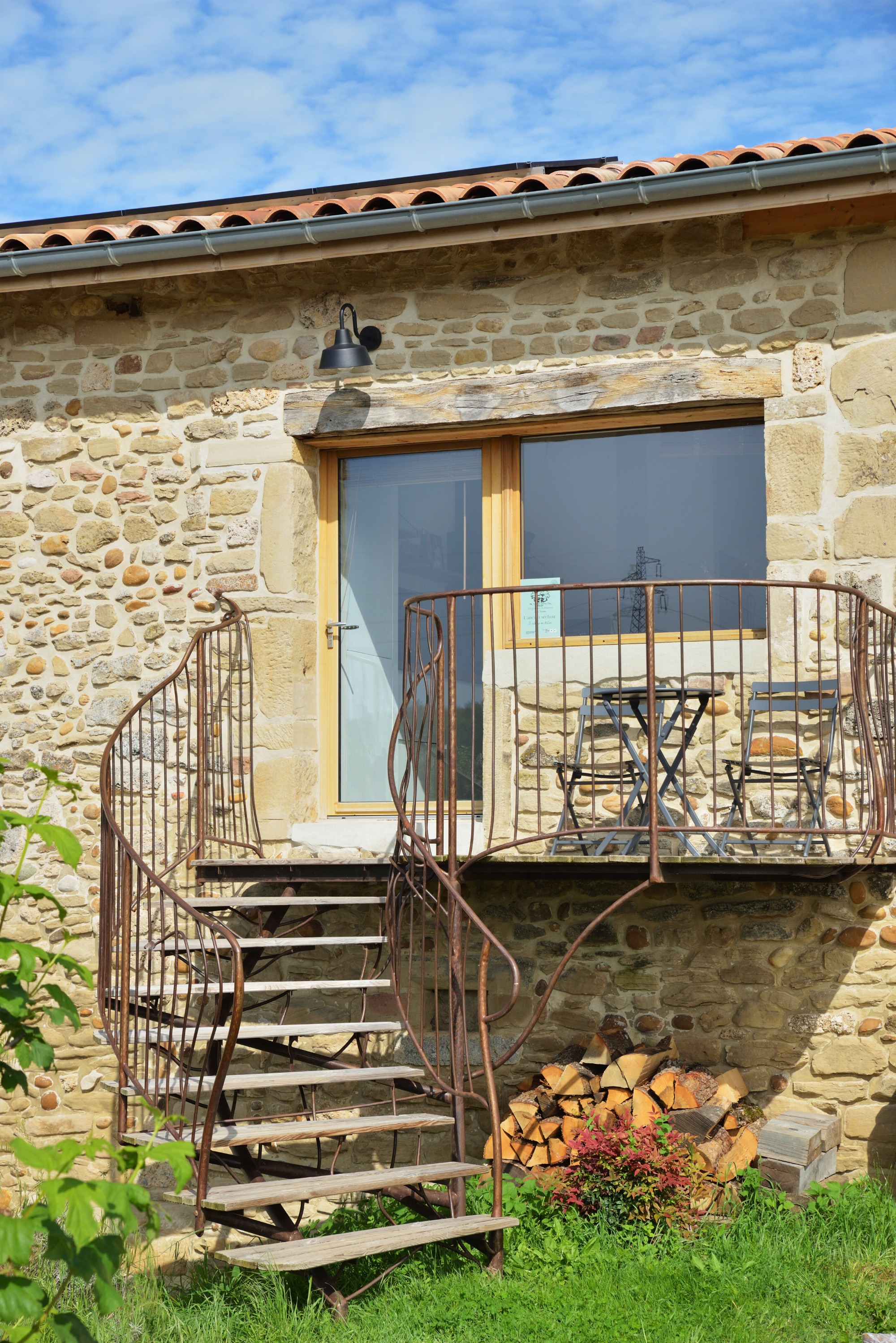 L'escalier et son balcon pour manger, lire ... en contemplant la nature