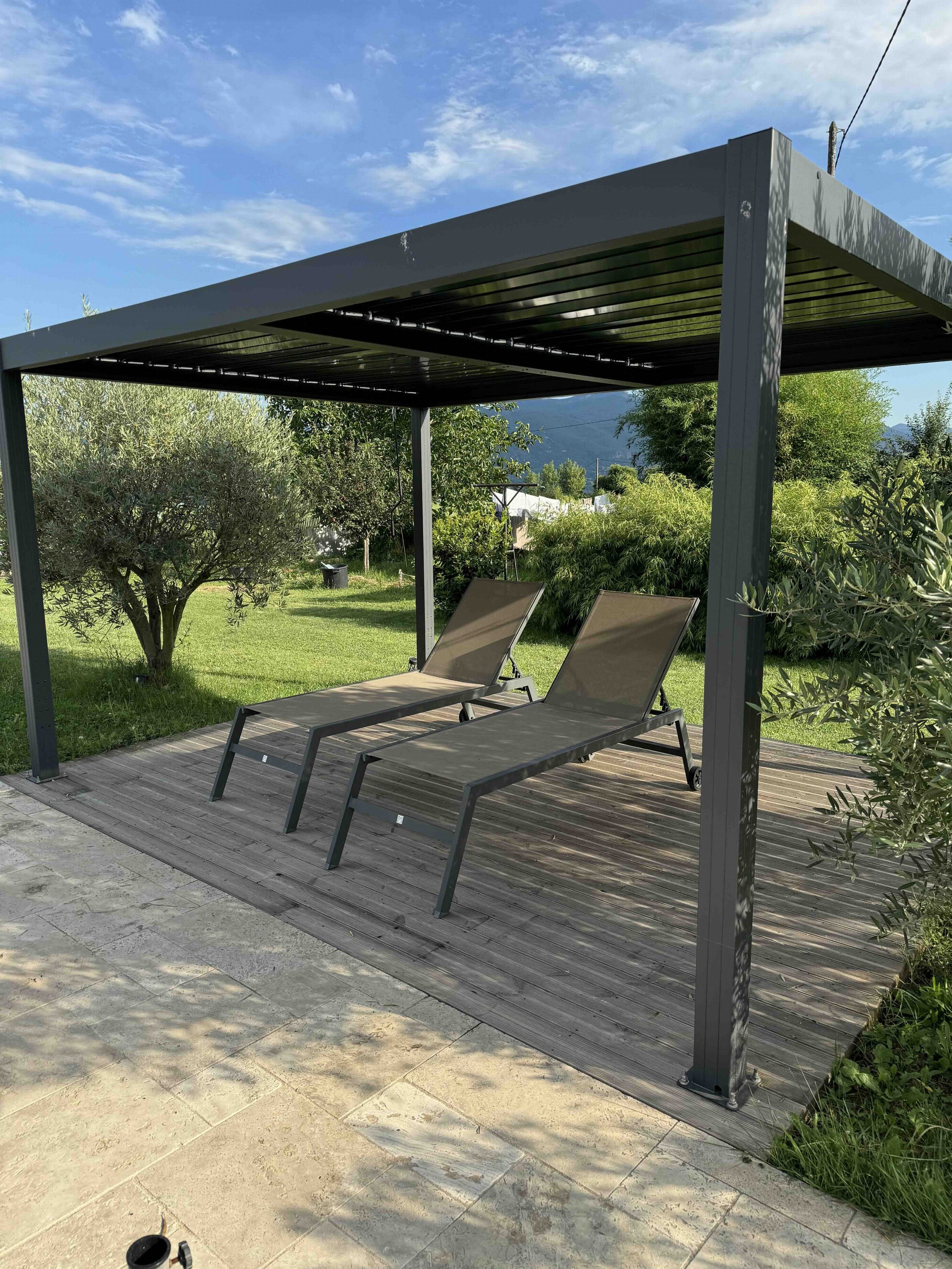 Pause détente au bord de la piscine