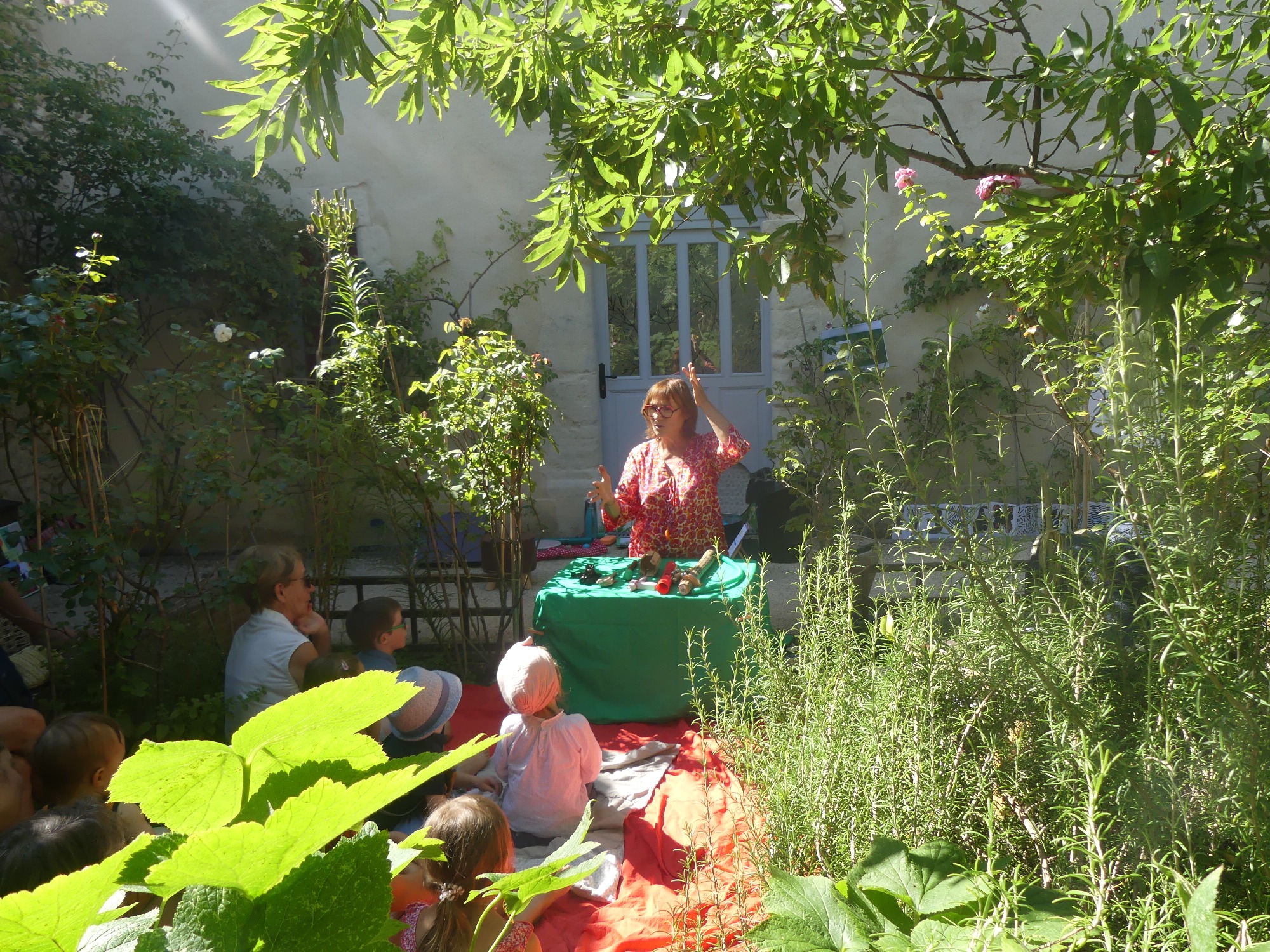 Comptines et chansonnettes au jardin…  Avec Sandrine Boudry, Et roulent les mots._Saint-Antoine-l'Abbaye