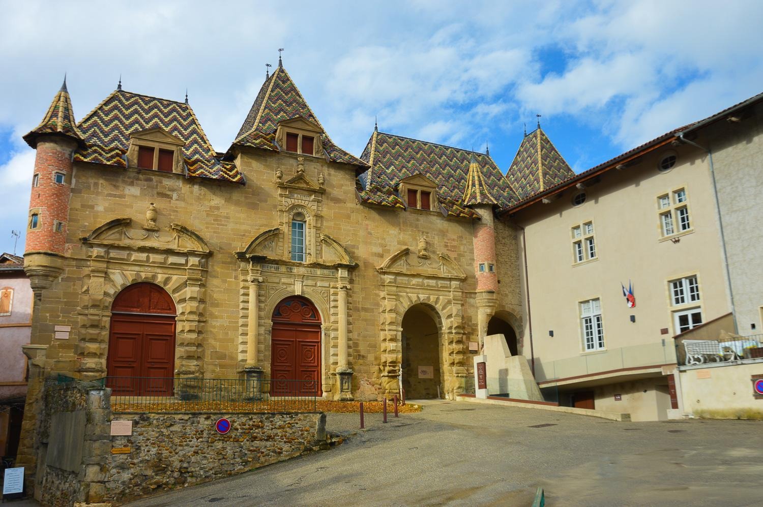 Porche d'accès à la cour de l'Abbaye de St-Antoine