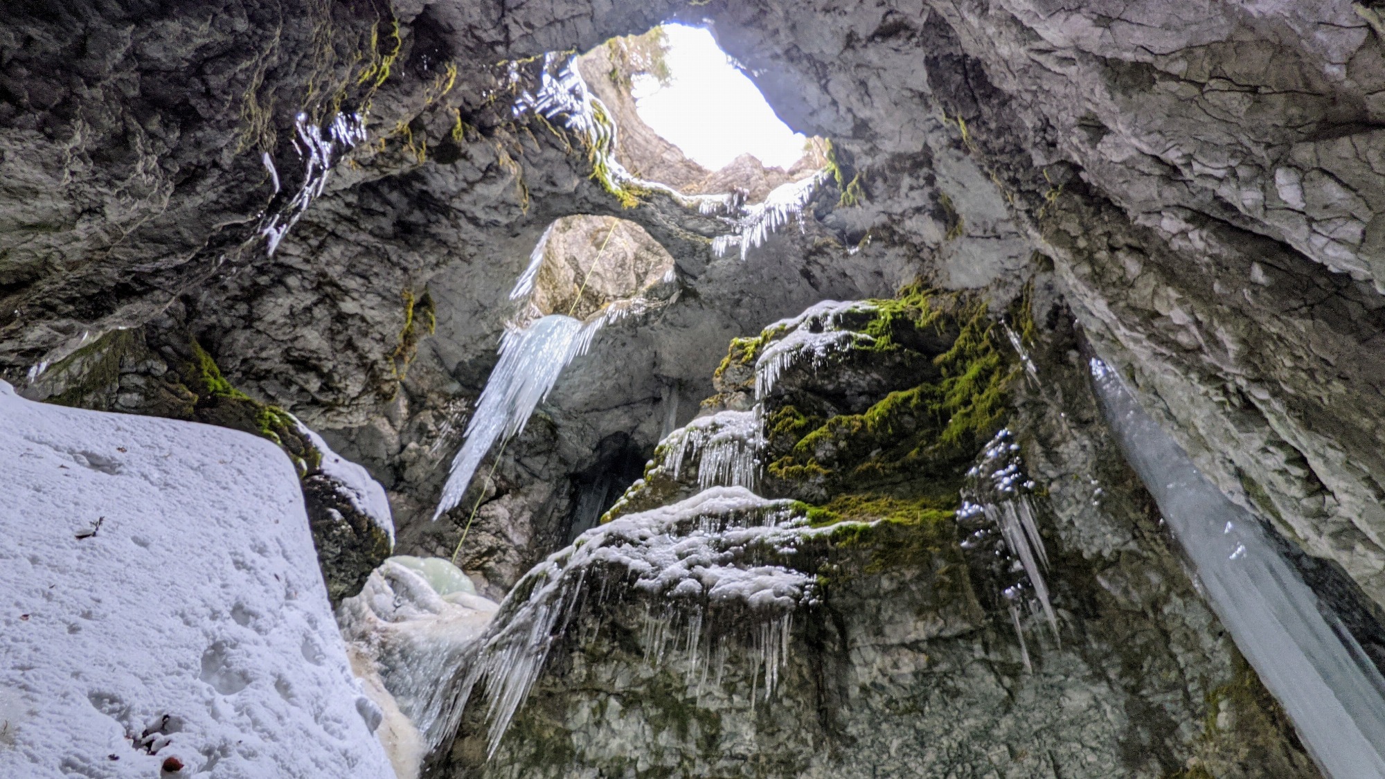 Le massif en Vercors est le haut lieu de la spéléologie en France. Découvrez le scialet des Cloches
