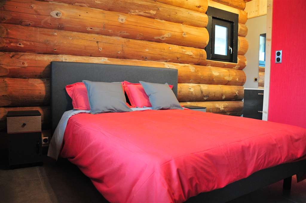 la chambre couple du rez de chaussée et sa salle de bain