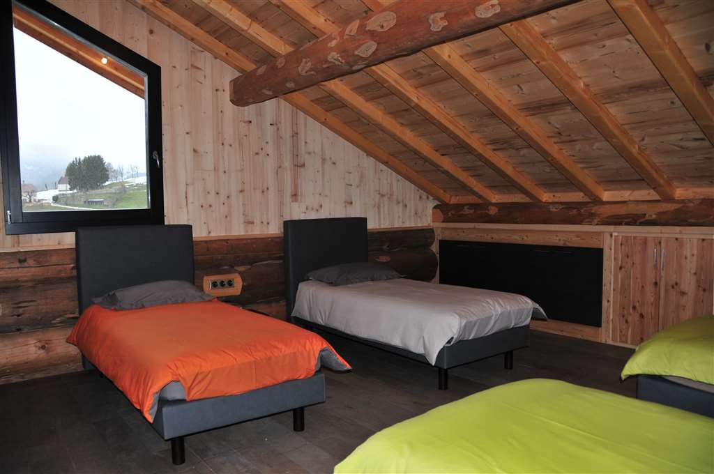 grande chambre à 4 lits ou agencée en lits doubles avec salle de bain