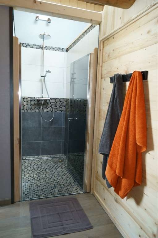 avec sa grande douche italienne