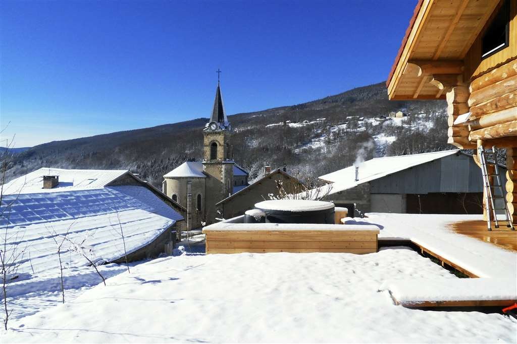 La terrasse du gite enneigée Le gite est situé au sommet du village