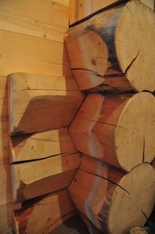 des rondins de bois dans la maison
