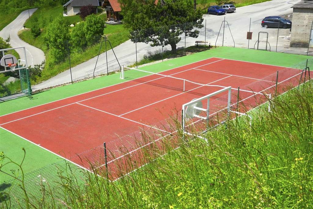 Terrain tennis et multisport à 30 m du gite ouvert et gratuit Apportez les ballons