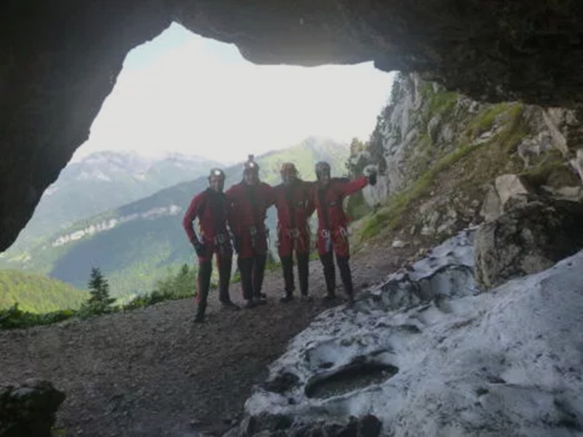 Entrée trou du glaz pour la traversée de la Dent de Crolles