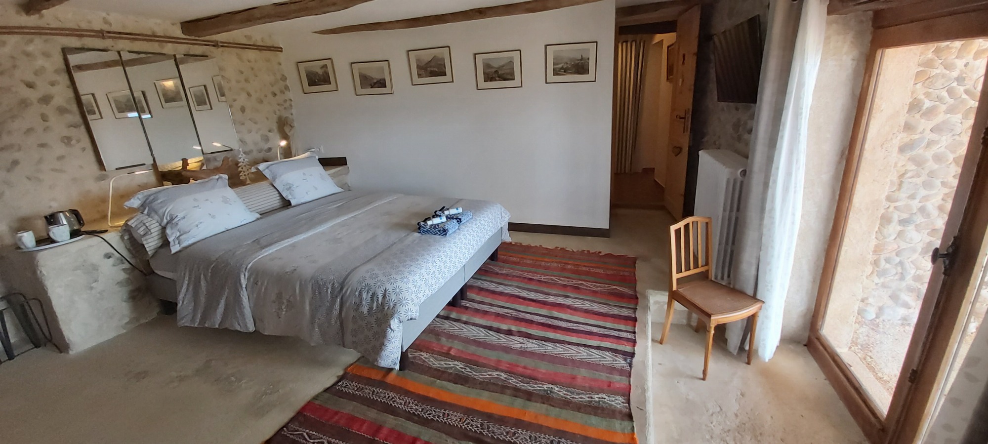 Rdc Chambre n° 2 - Grande chambre parentale avec vue montagnes... Literie haut de gamme 160 x 200.