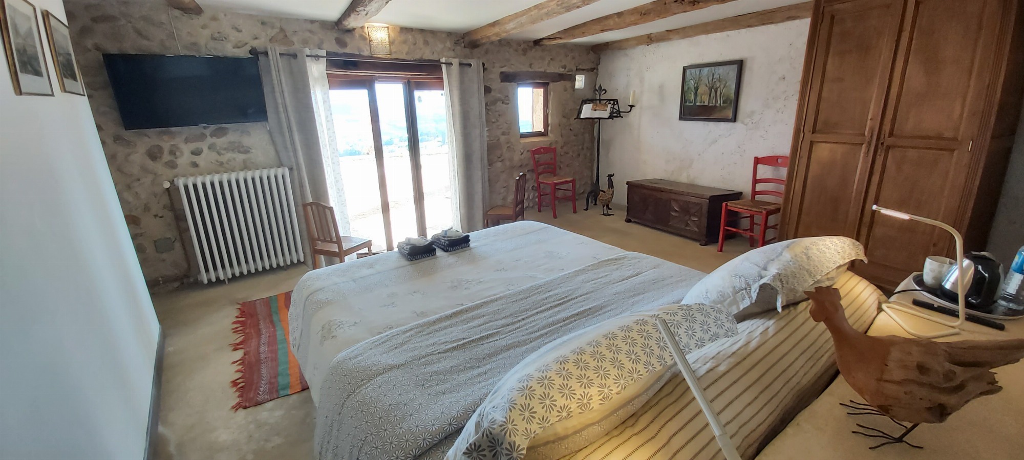 (Rdc Chambre n° 2) Grande chambre parentale avec vue montagnes... Literie haut de gamme 160 x 200.