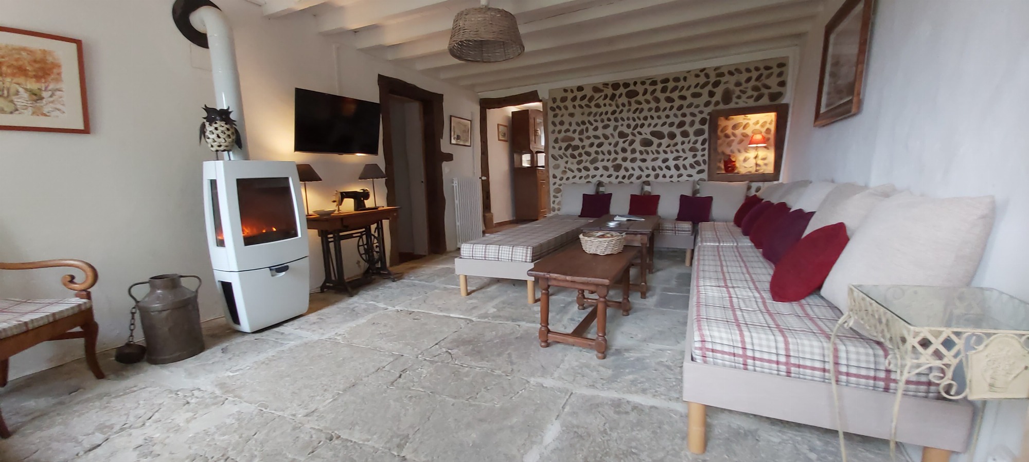 Vaste salon en pierres de pays, chaleureux et confortable avec vue montagnes.