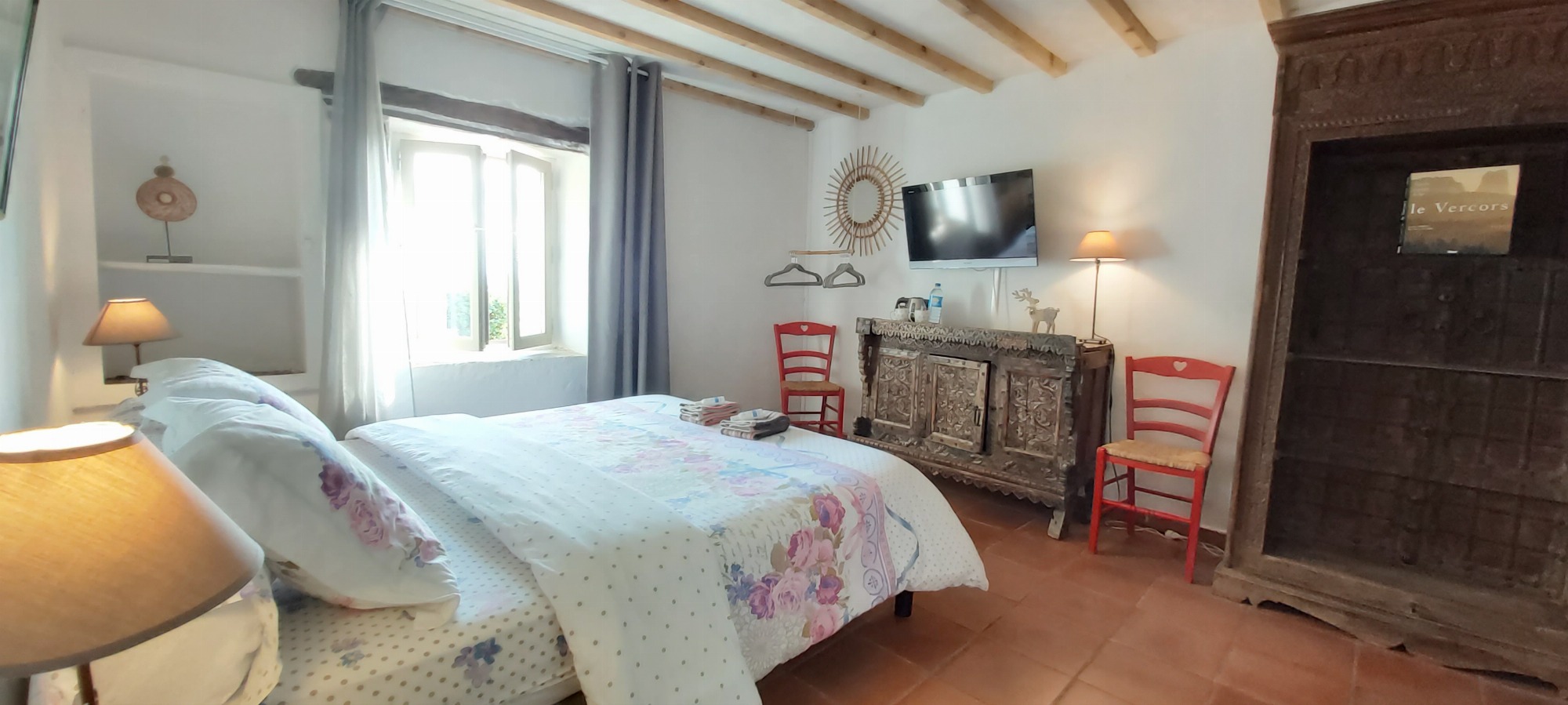 (Rdc Chambre n° 1) Grande chambre parentale avec vue montagnes... Literie haut de gamme 160 x 200.