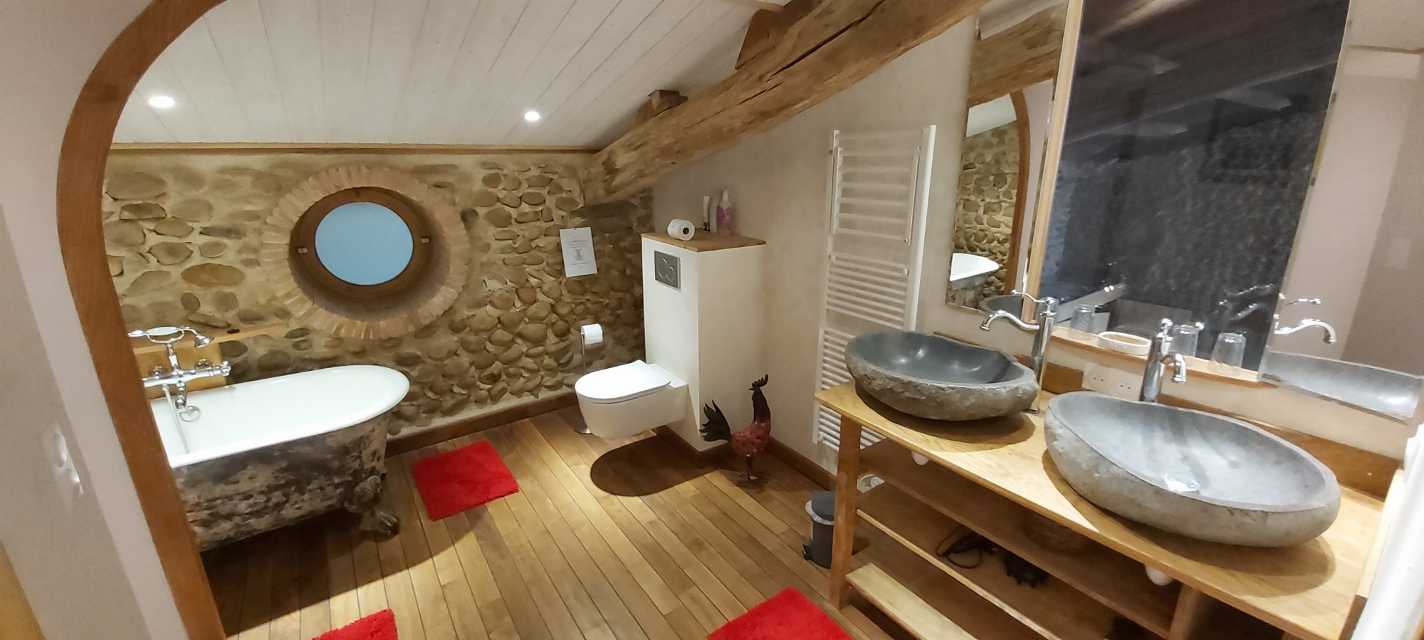 (1er étage salle de bain n° 2) Vaste salle de bains très grand confort.