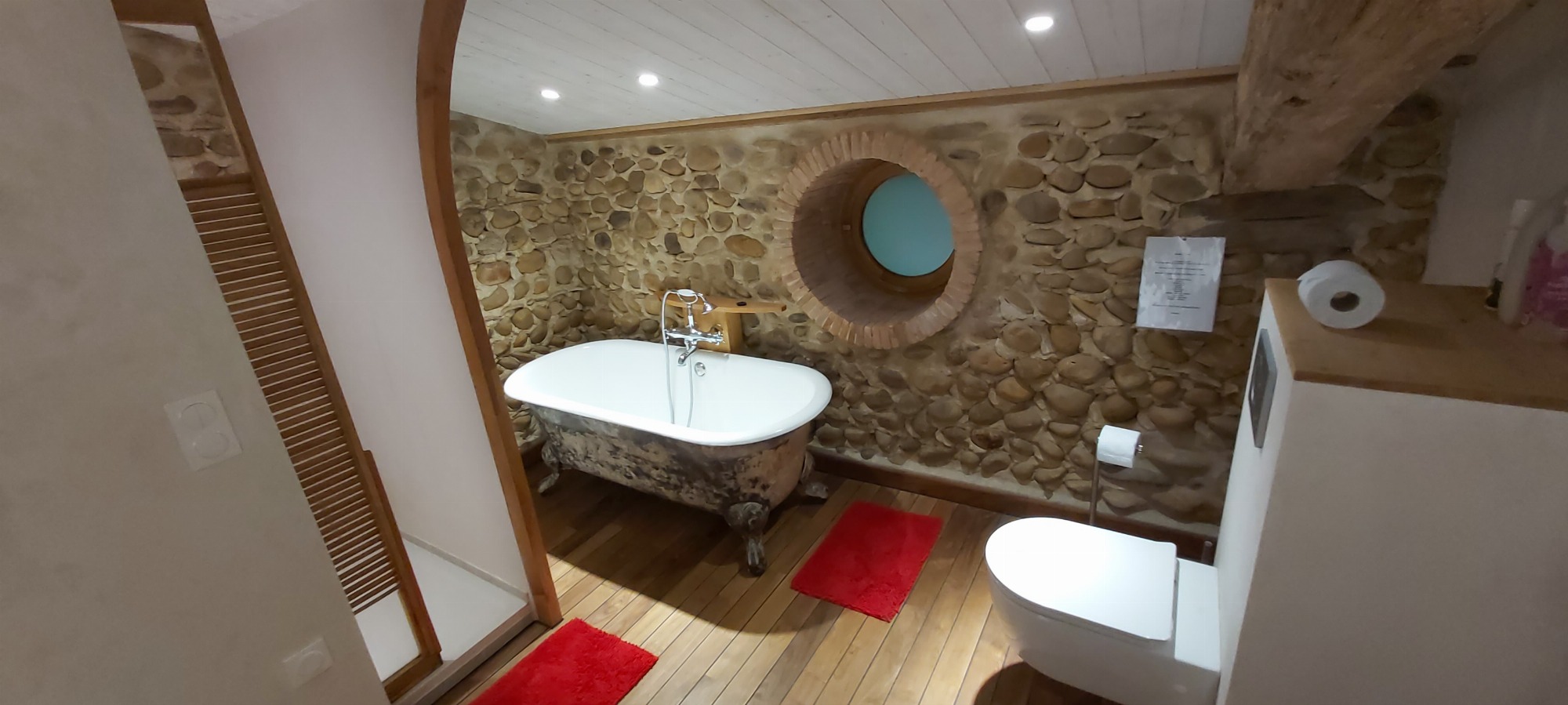 (1er étage salle de bain n° 2) Grande baignoire pour vos bains.